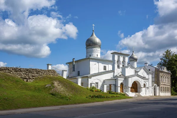 Pskov, den gamla ortodoxa kyrkan Varlaam Khutynskij på Zvanice — Stockfoto