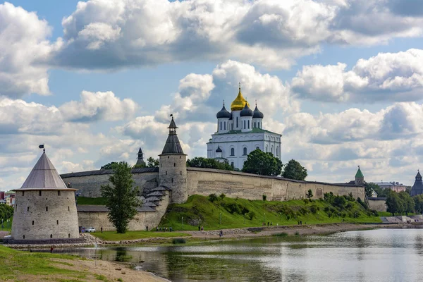 Vista Pskov Krom Desde Orilla Del Río Velikaya Día Lluvioso — Foto de Stock