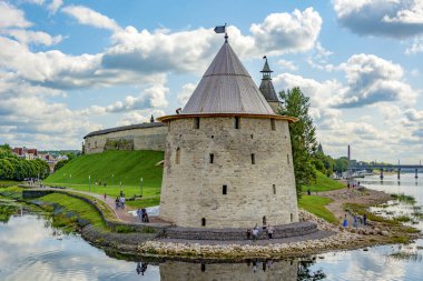 Pskov, Rusya - 10 Ağustos 2019: Pskov nehrinin kesiştiği noktada Kremlin 'in Düz Kulesi, Velikaya nehri, Pskov, Russi
