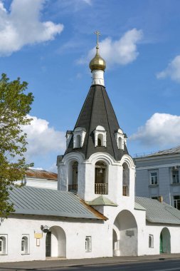 Pskov, Michael Kilisesi 'nin çan kulesi ve Gorodets' ten Cebrail Başmelekler, parlak, güneşli bir gün.