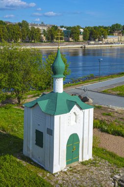 Pskov, Saint Anastasia Ortodoks Kilisesi. Velikaya nehri üzerindeki Olginsky köprüsü yakınlarındaki Romalı.