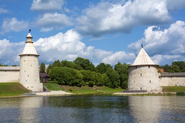 Pskov, Rusya - 10 Ağustos 2019: Pskov nehrinin Velikaya nehri ile kesişiminin manzarası, güzel bir yaz günü, Pskov, Rusya