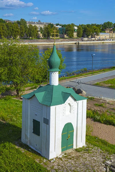 Pskov Saint Anastasia Ortodoks Kilisesi Velikaya Nehri Üzerindeki Olginsky Köprüsü — Stok fotoğraf