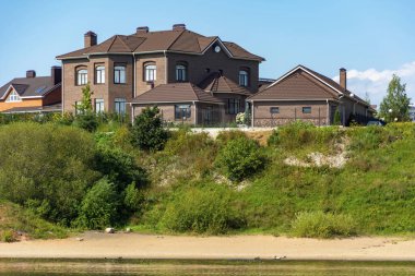 Pskov, Rusya - 10 Ağustos 2019: Velikaya nehrinin kıyısındaki modern konak, güzel bir yaz günü, Pskov, Russi