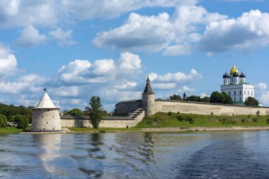Velikaya Nehri 'nin kıyısındaki Pskov Krom manzarası, güzel bir yaz.