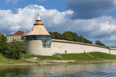 Pskov, Varlamova Roundabout şehrinin Velikaya nehrinin kıyısındaki köşe kulesi, yakın zamanda restore edildi.