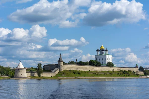 Velikaya Nehri Bankası Ndan Pskov Krom Manzarası Güzel Bir Yaz — Stok fotoğraf