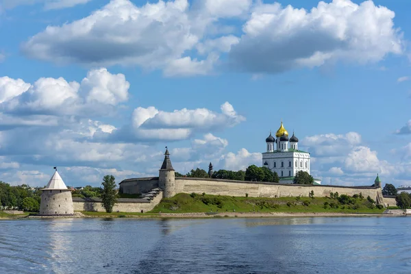 Zicht Pskov Krom Vanaf Oever Van Rivier Velikaja Een Mooie — Stockfoto