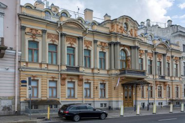 Saint Petersburg, eski E.P. Malikânesi. Anglais 'te gezinti, bulutlu bir yaz günü.