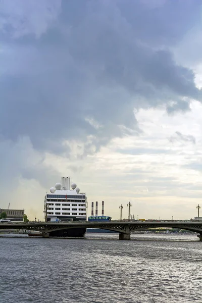 Petersburg Ngiliz Rıhtımının Yolcu Terminalinde Yolcu Gemisi — Stok fotoğraf