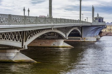 Saint-Petersburg, Blagoveshchensky köprüsü Neva nehri üzerinde, bulutlu bir yaz günü.