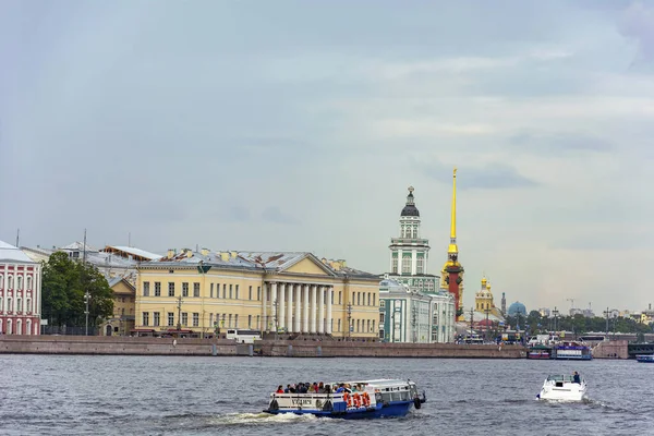 Sint Petersburg Rusland Augustus 2019 Uitzicht Vanaf Engelse Dijk Het — Stockfoto