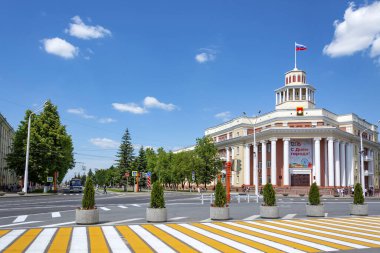 Kemerovo, Rusya - 12 Haziran 2019: Şehir İdaresi binası ve ana caddenin manzarası, Şehir Günü, Kemerovo, Russi