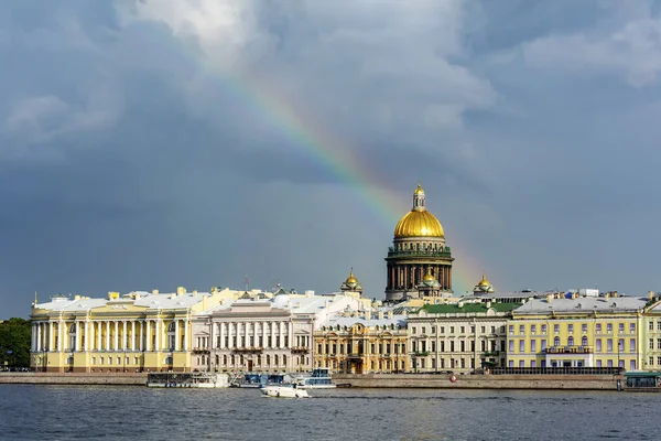 圣彼得堡 隔着涅瓦河 望向英国的堤岸和圣以撒大教堂的圆顶 面对着暴风雨的天空和彩虹 — 图库照片
