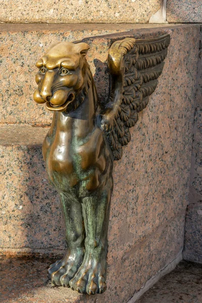 圣彼得堡 大学路基上的狮鹫青铜雕像 — 图库照片