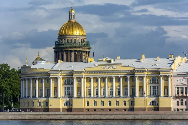 在旅游旺季 圣彼得堡 穿过涅瓦河 可以看到宪法法院的大楼和圣艾萨克大教堂的圆顶 — 图库照片