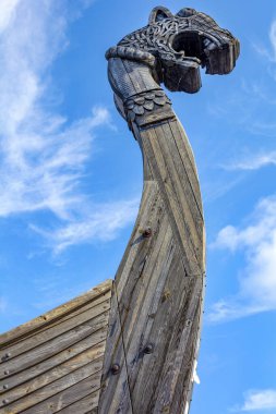 Vyborg, Viking Drakkar 'ın yay heykeli Büyük Kova Körfezi kıyısında, mavi gökyüzüne karşı