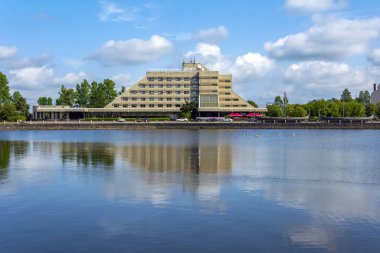 Vyborg, Rusya-13 Ağustos 2019: Bolshoy Kovsh Körfezi kıyıları güzel bir yaz günü, Vyborg, Rusya