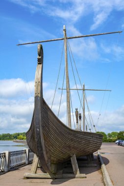 Vyborg, bir Viking Drakkar Bolshoy Kovsh Körfezi kıyısında, mavi gökyüzü arka planında