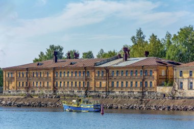 Vyborg, Amiral Apraksin caddesinde eski bir gıda deposu binası. Yazın sonlarında güzel bir gün.
