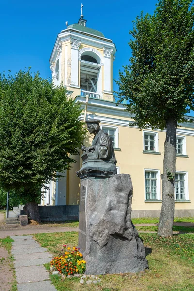 Vyborg Monumento Miguel Agrícola Creador Lengua Finlandesa Escrita Cerca Iglesia —  Fotos de Stock