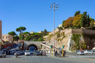 Roma, İtalya - 27 Ekim 2011: Vatikan Duvarı yakınlarındaki yoğun kavşak, popüler bir turizm beldesi, Roma, İtalya