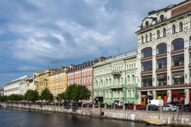 Saint Petersburg, Rusya-14 Ağustos 2019: Kızıl Köprü 'deki Moika Nehri seti, parlak şehir manzarası, Saint Petersburg, Russi