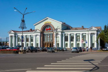 Vyborg, Rusya-13 Ağustos 2019: Demiryolu istasyonu binası, bulutsuz yaz günü, Vyborg, Russi