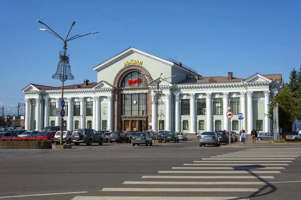 ヴィボルグ ロシア 8月2019 鉄道駅ビル 雲一つない夏の日 ヴィボルグ ロシア — ストック写真