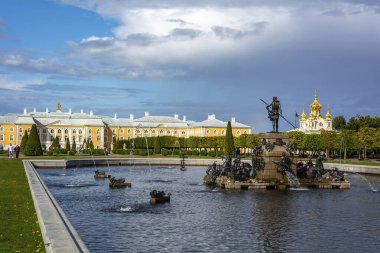 Peterhof, Rusya-15 Ağustos 2019: Üst bahçedeki Peterhof, Saint Petersburg, Russi 'deki fıskiyeli 