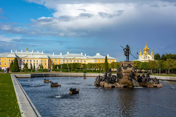 Peterhof Russia Agosto 2019 Stagno Con Fontana Nettuno Con Bassorilievi — Foto Stock