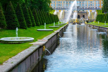 Peterhof, Rusya-15 Ağustos 2019: Bolşoy (Samsonovsky) kanalı üzerindeki yaya köprüsünden Büyük Şelale manzarası, ünlü görkemli Park topluluğu, Peterhof, Saint Petersburg, Rusya