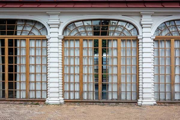 2019年8月15日 俄罗斯彼得霍夫 蒙彼利尔宫 Monplaisir Palace 俄罗斯圣彼得堡彼得霍夫下帕克的一座历史建筑 立面的碎片 — 图库照片