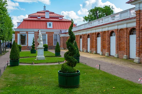 Peterhof Ryssland Augusti 2019 Monplaisir Palatsets Fasad Från Finska Viken — Stockfoto