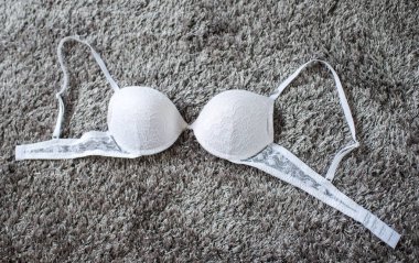 Yerdeki seksi sutyen