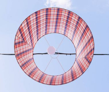 Mavi gökyüzü arka plan üzerinde kağıt fenerler