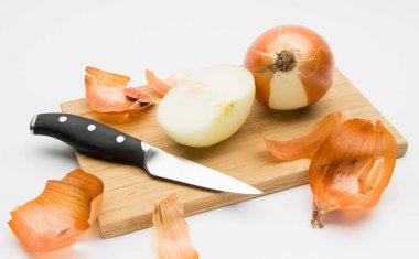 Soğan ahşap kesme tahtası üzerinde