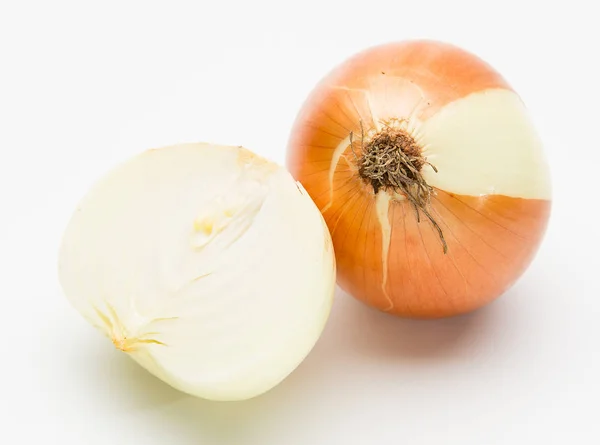 Schneiden Sie frische Zwiebeln auf weißem Hintergrund — Stockfoto