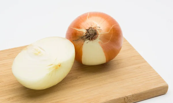 Schneiden Sie frische Zwiebeln auf weißem Hintergrund — Stockfoto