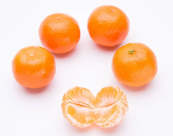 Laranjas inteiras e metade das laranjas mandarinas isoladas sobre fundo branco — Fotografia de Stock