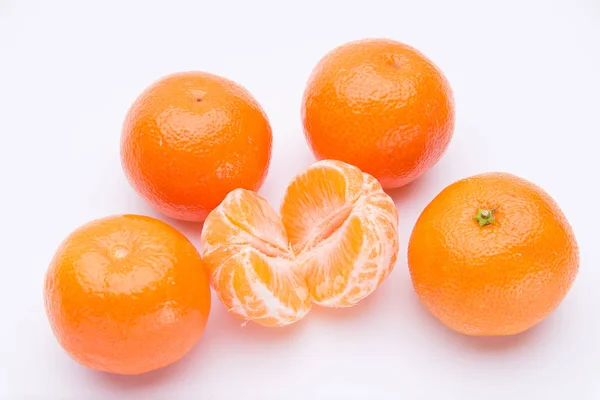 Naranjas enteras y medias de mandarina aisladas sobre fondo blanco —  Fotos de Stock