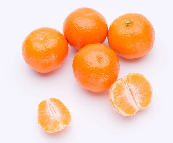 Ganze und halbe Mandarinen isoliert auf weißem Hintergrund — Stockfoto