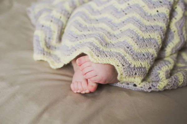 Adorable bebé recién nacido pies — Foto de Stock