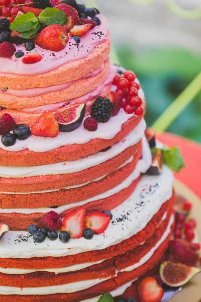 Decorate wedding cake — Stock Photo, Image