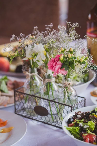 Tisch für die Hochzeit gedeckt — Stockfoto