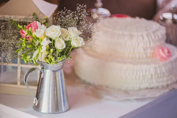 Украшать свадебный торт — стоковое фото