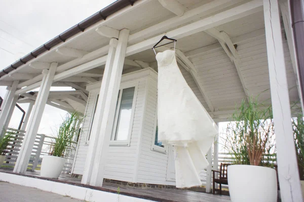 Vestido de novia colgando de hombros — Foto de Stock