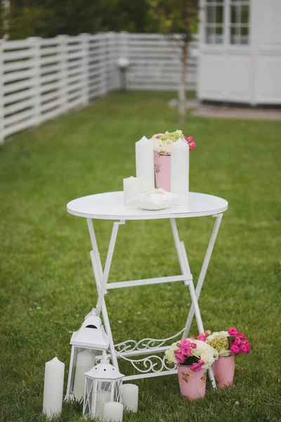 Blommor dekorera en vacker bröllop — Stockfoto