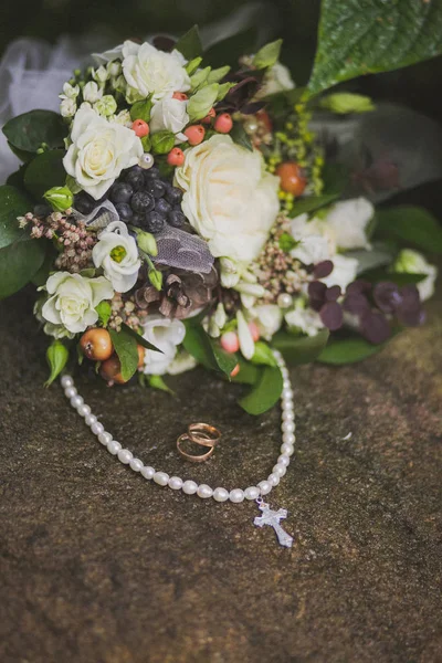 Diamond wedding ring and cross shaped necklace — Stock Photo, Image