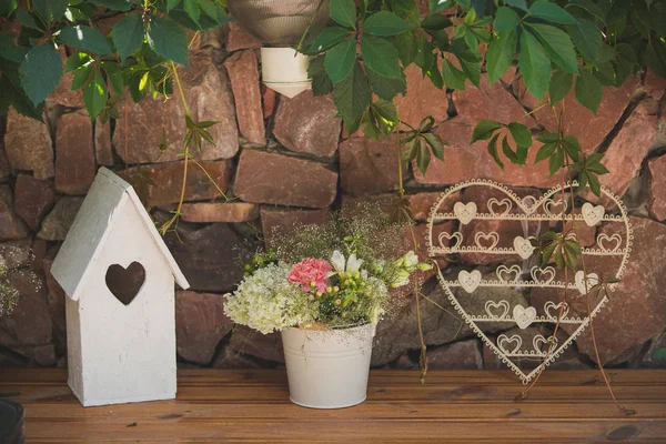 Flowers decorate a beautiful wedding — Stock Photo, Image